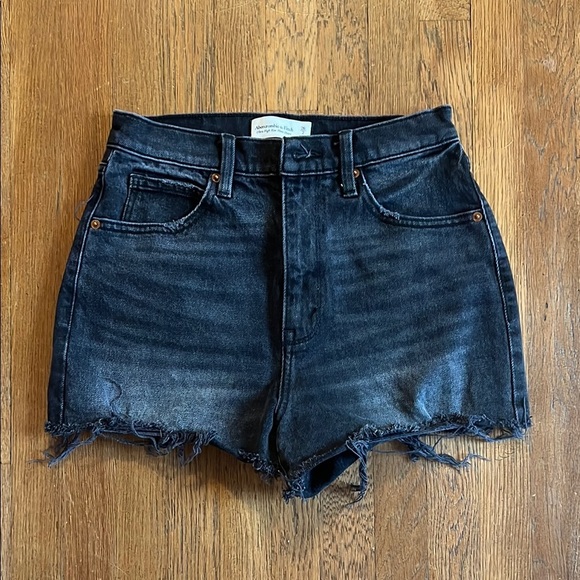 Abercrombie and Fitch Ultra High Rise Mom Short Black Denim - Picture 1 of 3